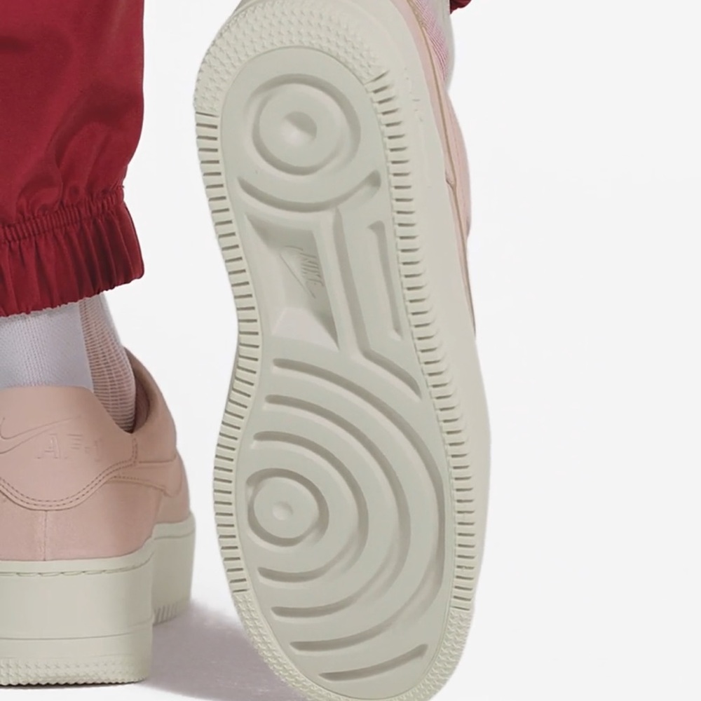 Nike WMNS Air Force 1 Sage Low
Platform Sneakers
Particle Beige/Phant
AR5339-201 - Picture 6 of 16